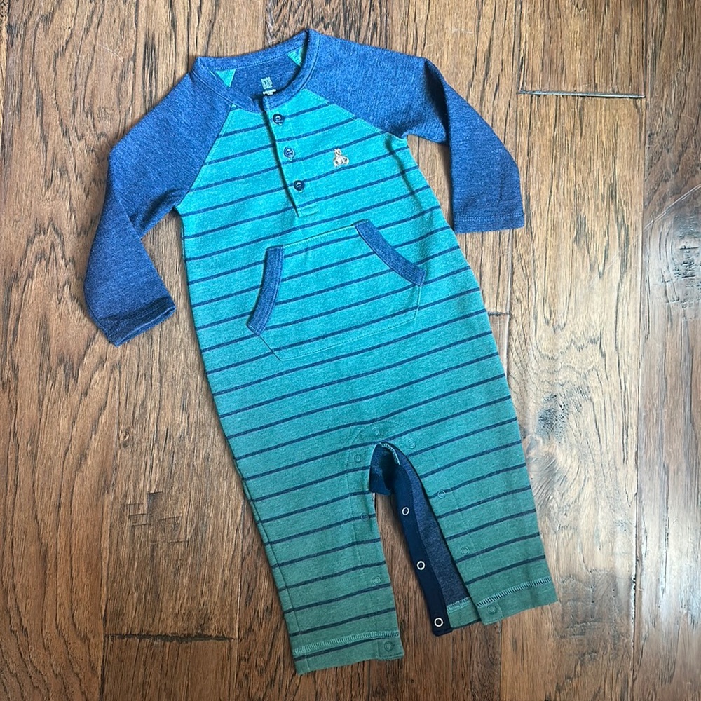 Baby Gap adorable soft outfit - size 6 to 12 months!